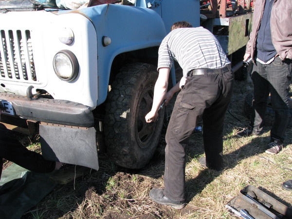 Esiratta vahetus Prügiauto toomine