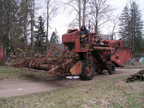 Kombainer Tuve Kärneri juhtimisel alustab SK-4 teekonda Taga-Võõbult Järva-Jaani. Kombainer Tuve Kärneri juhtimisel alustab SK-4 teekonda Taga-Võõbult Järva-Jaani.