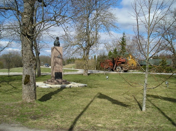Järva-Madisel A.H. Tammsaare ausamba juures. Järva-Madisel A.H. Tammsaare ausamba juures.