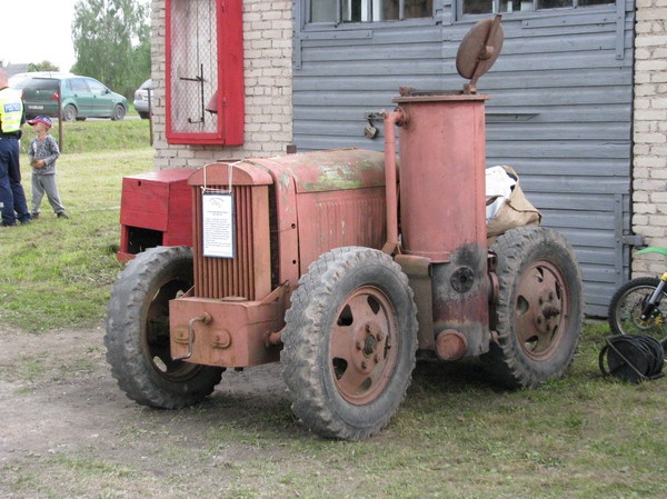 Puugaasiseadmega iseehitatud traktor Ehitatud Eestis - 2010