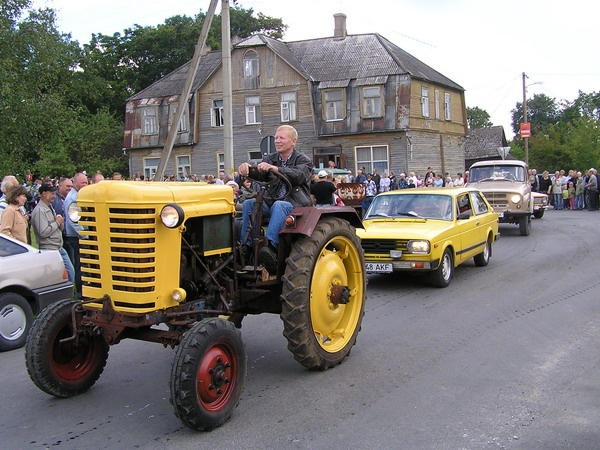 Esiplaanil iseehitatud traktor, järgneb iseehitatud sõiduauto. Ehitatud Eestis - 2010