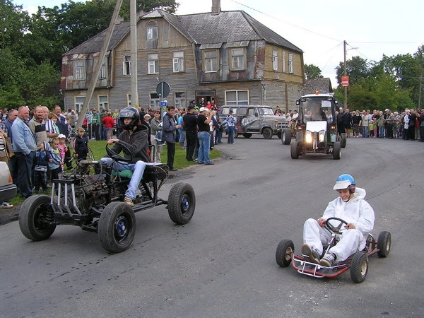 Esiplaanil iseehitatud bagi, sellest paremal kartauto, tagapool iseehitatud traktor Ehitatud Eestis - 2010