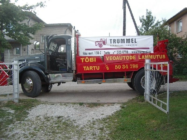Staabibussi veab Tartu linna piirini Trummeli autolammutuse puksiirauto. Staabibussi veab Tartu linna piirini Trummeli autolammutuse puksiirauto.