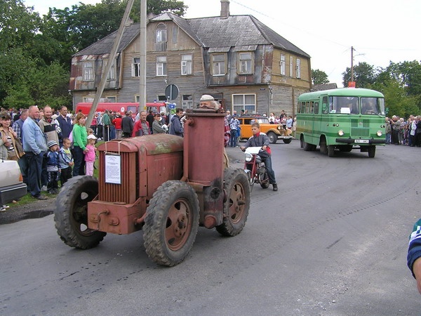 Puugaasigeneraatoriga iseehitatud traktor, järgneb autobuss TA-6-1 Ehitatud Eestis - 2010