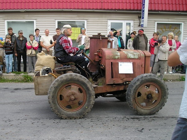 Puugaasigeneraatoriga iseehitatud traktor (Sillaotsa Talumuuseum) Ehitatud Eestis - 2010