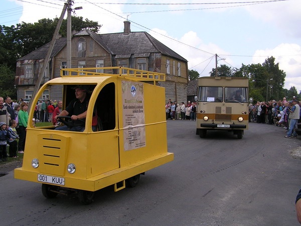 Esiplaanil Draamateatri vineerauto, järgneb eriotstarbeline TA-943. Ehitatud Eestis - 2010