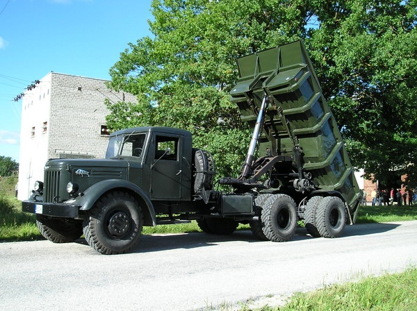 MAZ-200V kallurpoolhaagisega MAZ-5237 Lokutal