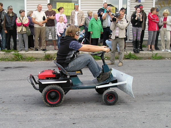 Iseehitatud murutraktor Ehitatud Eestis - 2010