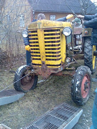 Omavalmistatud traktori toomine.