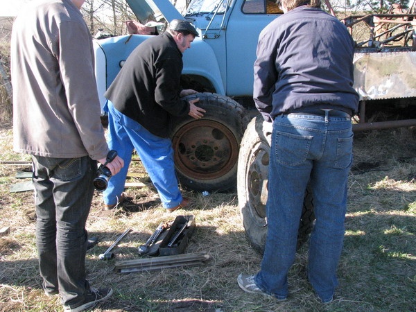 Esiratta vahetus Prügiauto toomine