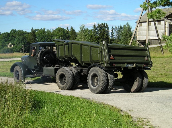 MAZ-200V kallurpoolhaagisega MAZ-5237 Lokutal