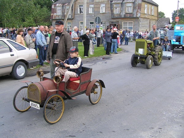 Esiplaanil iseehitatud vineerauto, Rower 8 koopia Ehitatud Eestis - 2010