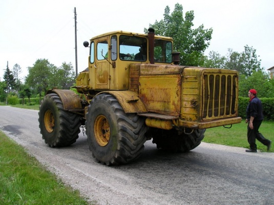 Varjupaika on jõudnud eksponaat nr. 214 - traktor K-700.