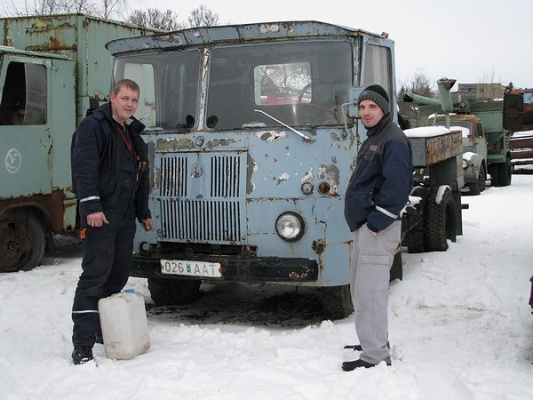 Veljo (vasakul) ja Meelis korrastatava TA-943 ees